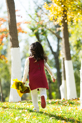 可爱的小女孩在户外玩耍照片