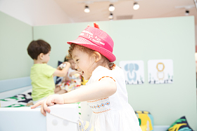 可爱的儿童在床上玩耍