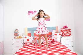 可爱的小女孩在卧室玩耍