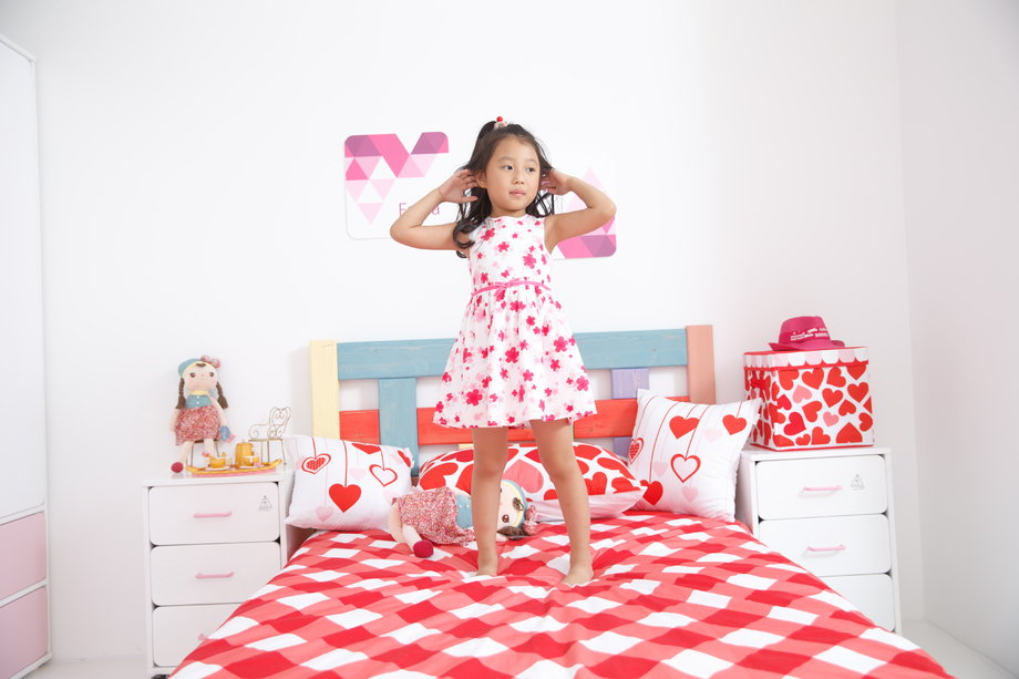 可爱的小女孩在卧室玩耍 可爱的小女孩在卧室玩耍