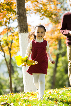 可爱的小女孩在户外玩耍图片
