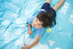 可爱的小男孩在床上玩耍图片