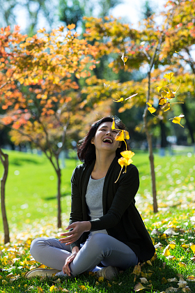 青年女人在户外