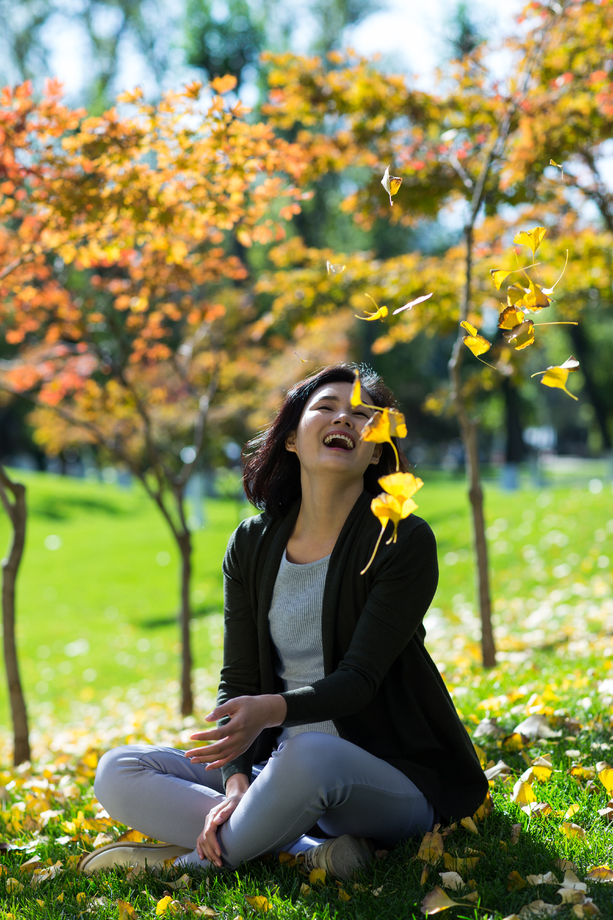 青年女人在户外