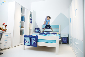 可爱的小男孩在玩耍