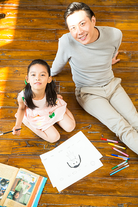 爸爸辅导女儿做作