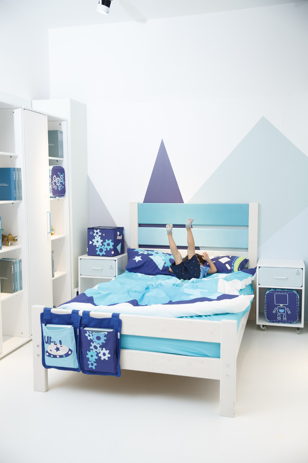 可爱的小男孩在床上玩耍 可爱的小男孩在床上玩耍