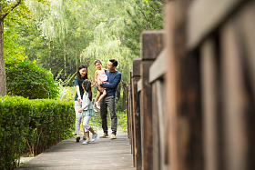 幸福家庭在户外散步图片