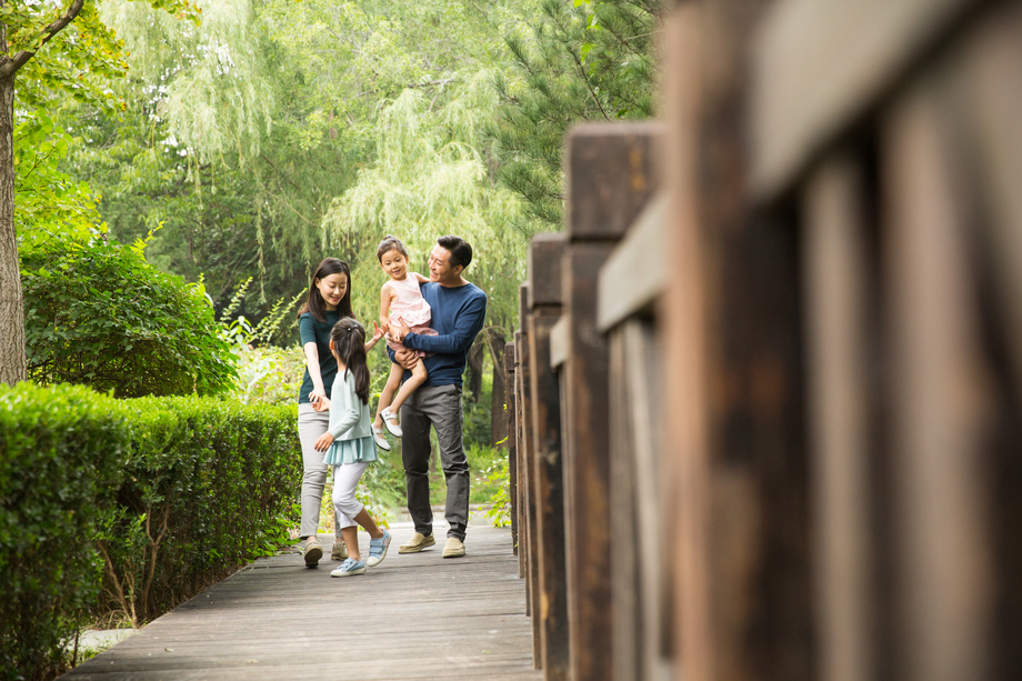 幸福家庭在户外散步图片 幸福家庭在户外散步图片