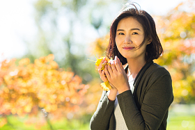 青年女人在户外图片