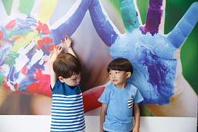 两个小男孩在卧室玩耍图片