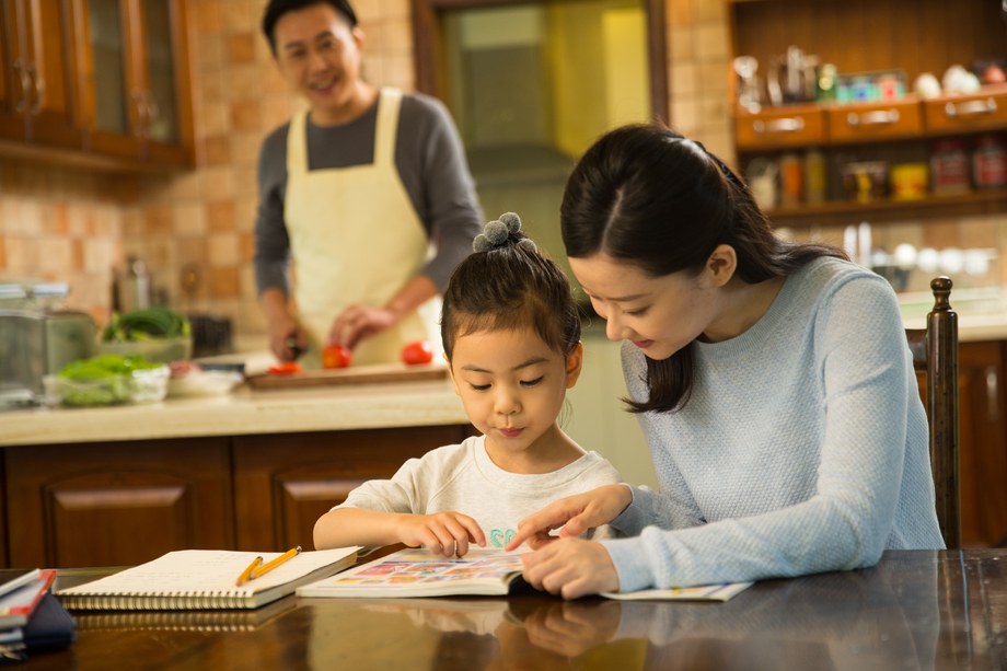 妈妈辅导女儿做作