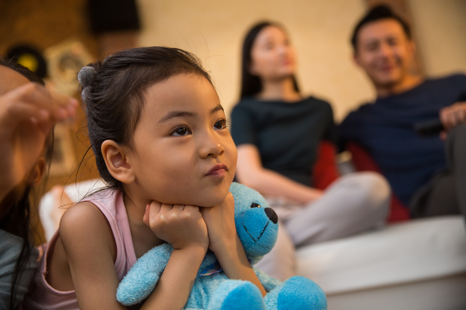 幸福家庭看电视