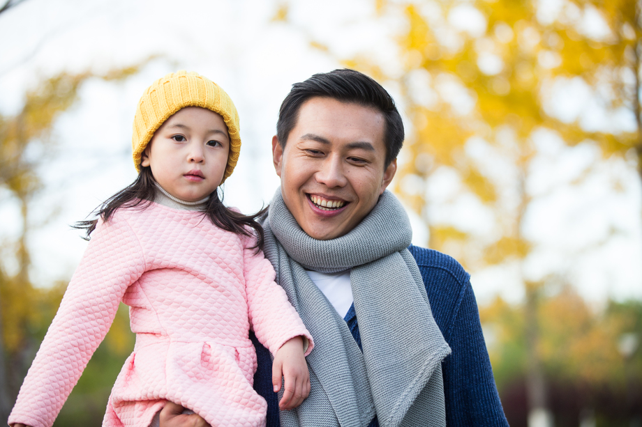 父亲陪着女儿在户外玩耍 父亲陪着女儿在户外玩耍