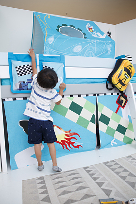 可爱的小男孩在玩耍