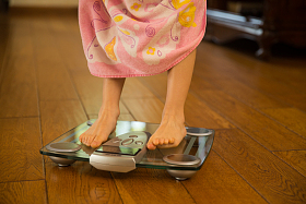 小女孩称体重图片