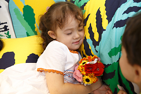 可爱的儿童在床上玩耍