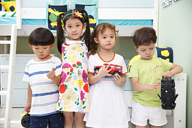 欢乐的儿童在儿童房玩耍照片