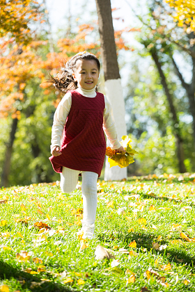 可爱的小女孩在户外玩耍照片