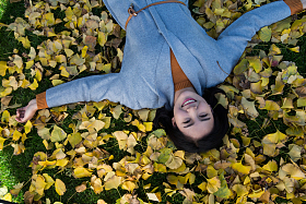 青年女人在户外图片