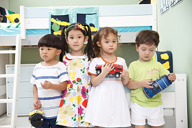 欢乐的儿童在儿童房玩耍图片