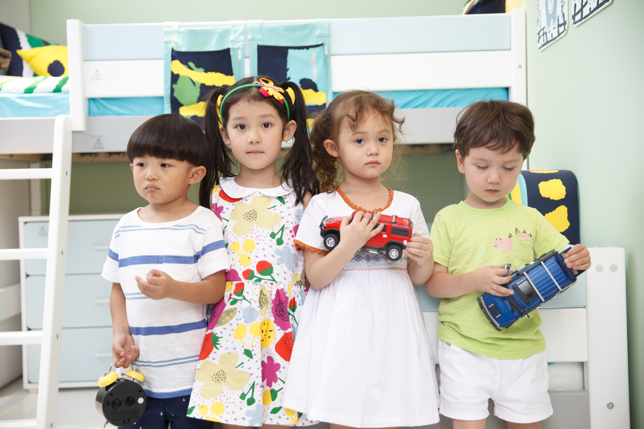 欢乐的儿童在儿童房玩耍图片 欢乐的儿童在儿童房玩耍图片