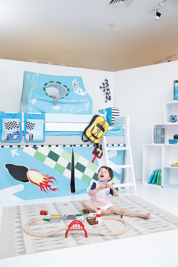 可爱的小男孩在游戏室照片 可爱的小男孩在游戏室照片