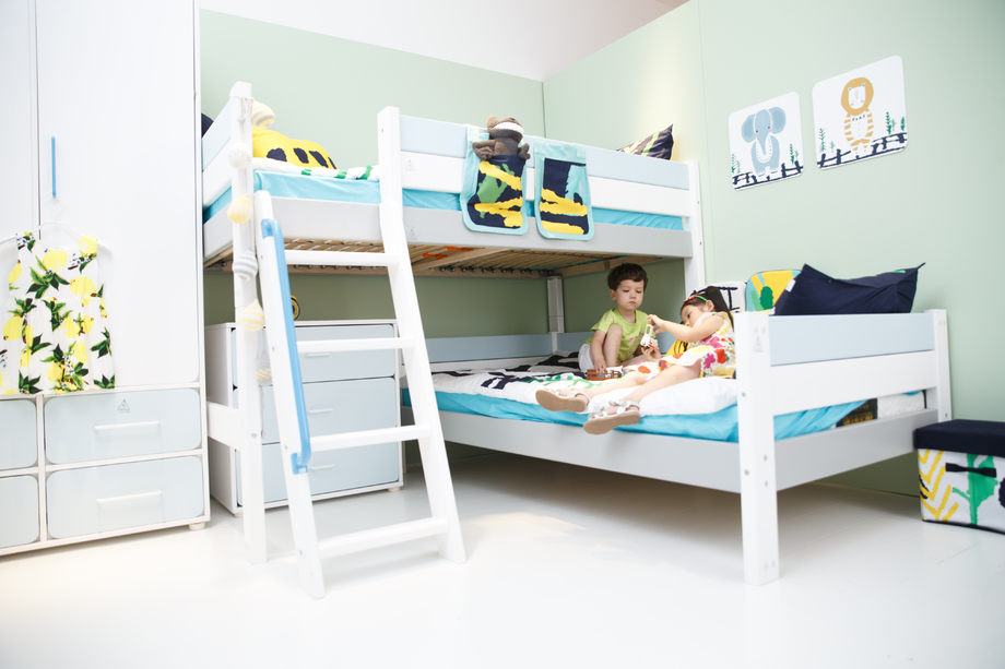 儿童在床上玩耍 儿童在床上玩耍