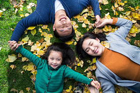 幸福家庭户外玩耍图片