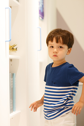 可爱的小男孩在游戏室图片