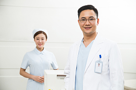 男医生和年轻女护士在服务台