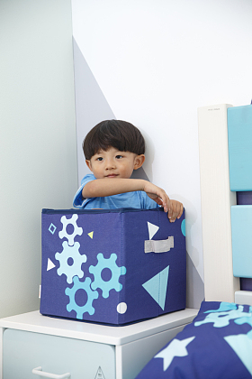 可爱的小男孩在玩耍