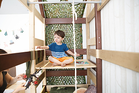 可爱的小男孩在游戏室图片