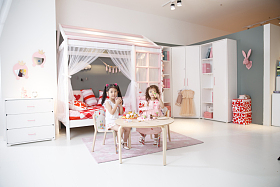 可爱的小女孩在卧室玩耍