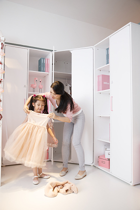 可爱的小女孩和妈妈玩耍图片