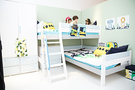 儿童在床上玩耍图片