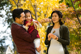 幸福家庭在户外玩耍图片