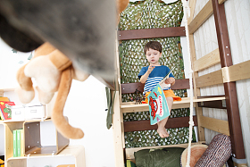 可爱的小男孩在游戏室照片