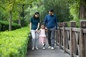 幸福家庭在户外散步图片
