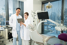 男牙医和女牙医助手图片