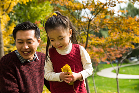 父亲陪着女儿在户外玩耍图片