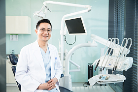 中年牙科医生