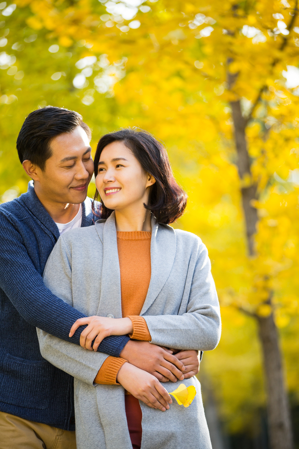 亲密的青年情侣 亲密的青年情侣