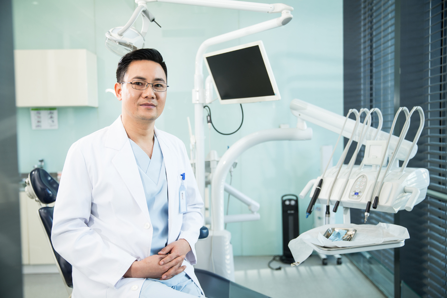 中年牙科医生照片 中年牙科医生照片