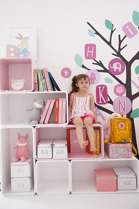 可爱的小女孩在学习