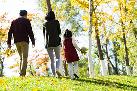 幸福家庭在户外玩耍图片