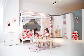 可爱的小女孩在卧室玩耍