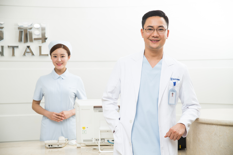 男医生和年轻女护士在服务台图片 男医生和年轻女护士在服务台图片