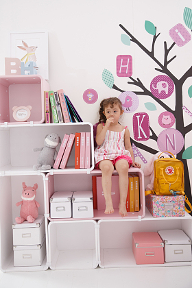 可爱的小女孩在学习