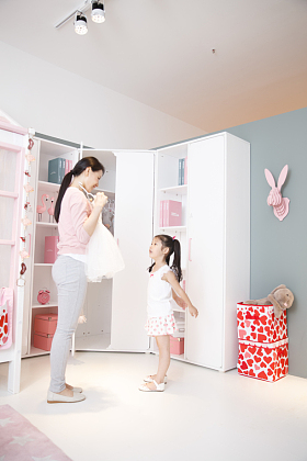 可爱的小女孩和妈妈玩耍图片